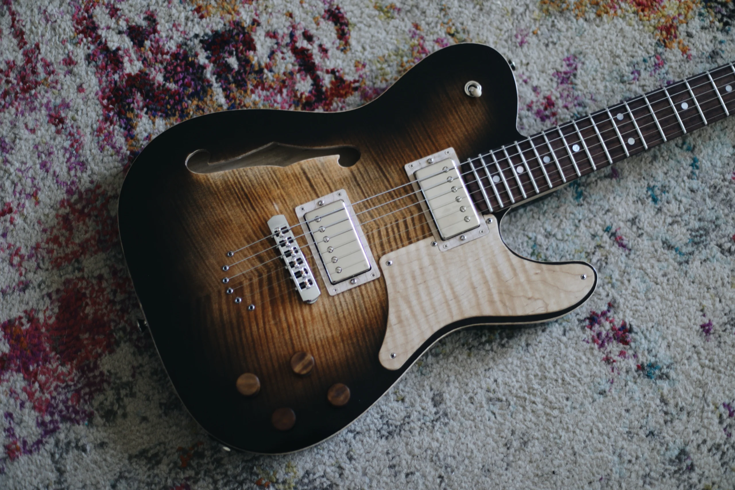 Clarus AS | Tobacco Burst — detail